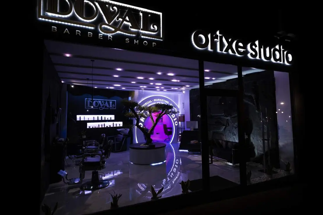 Fachada del espacio Orixe y Barbería Doval